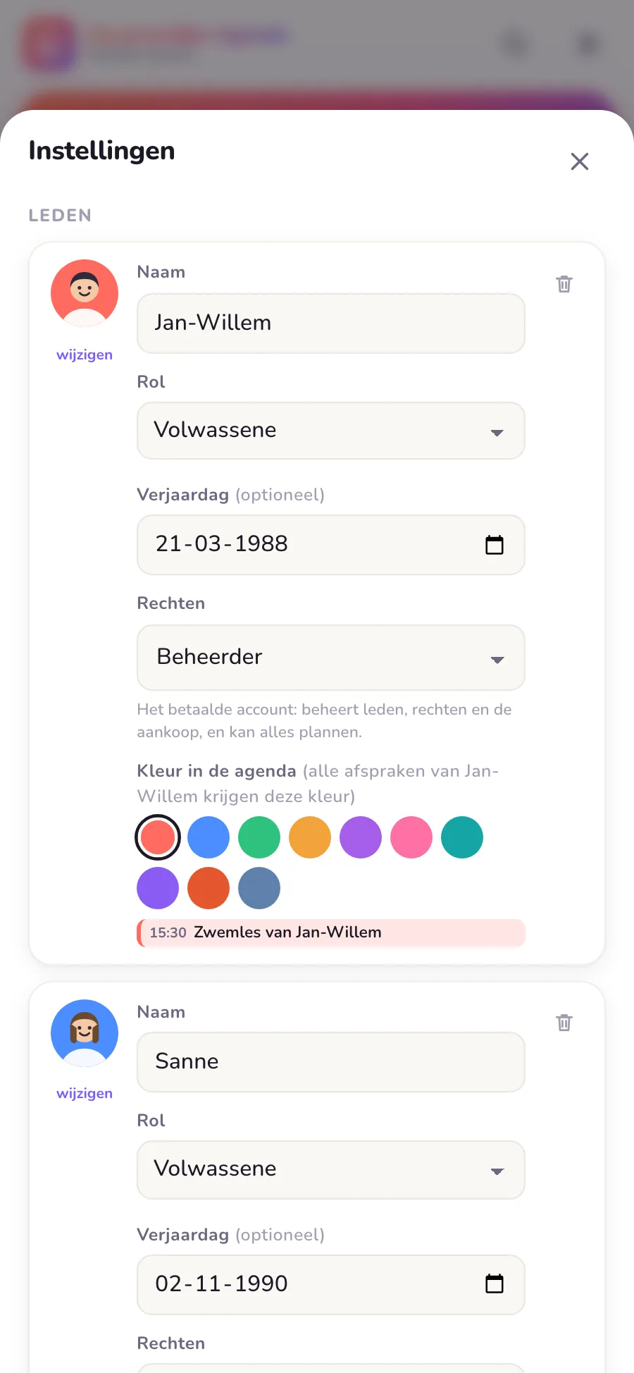 Het instellingenscherm met een gezinslid: naam, rol, verjaardag, de rechten Beheerder en de kleurenkiezer